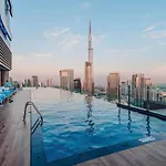 Stunning Apt In Prime Location 5 Star Amenities