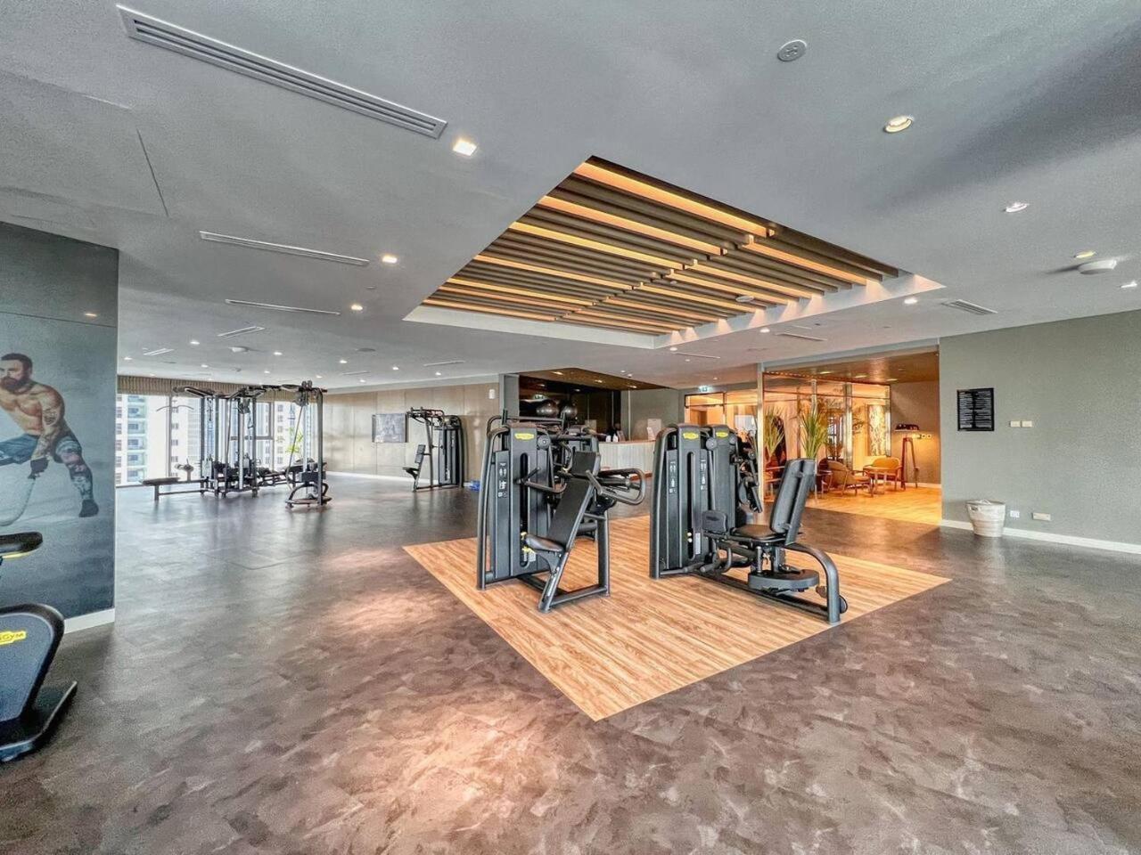 Stunning In Prime Location 5 Star Amenities Apartment *