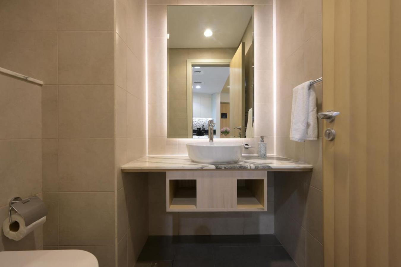 Stunning In Prime Location 5 Star Amenities Apartment Dubai