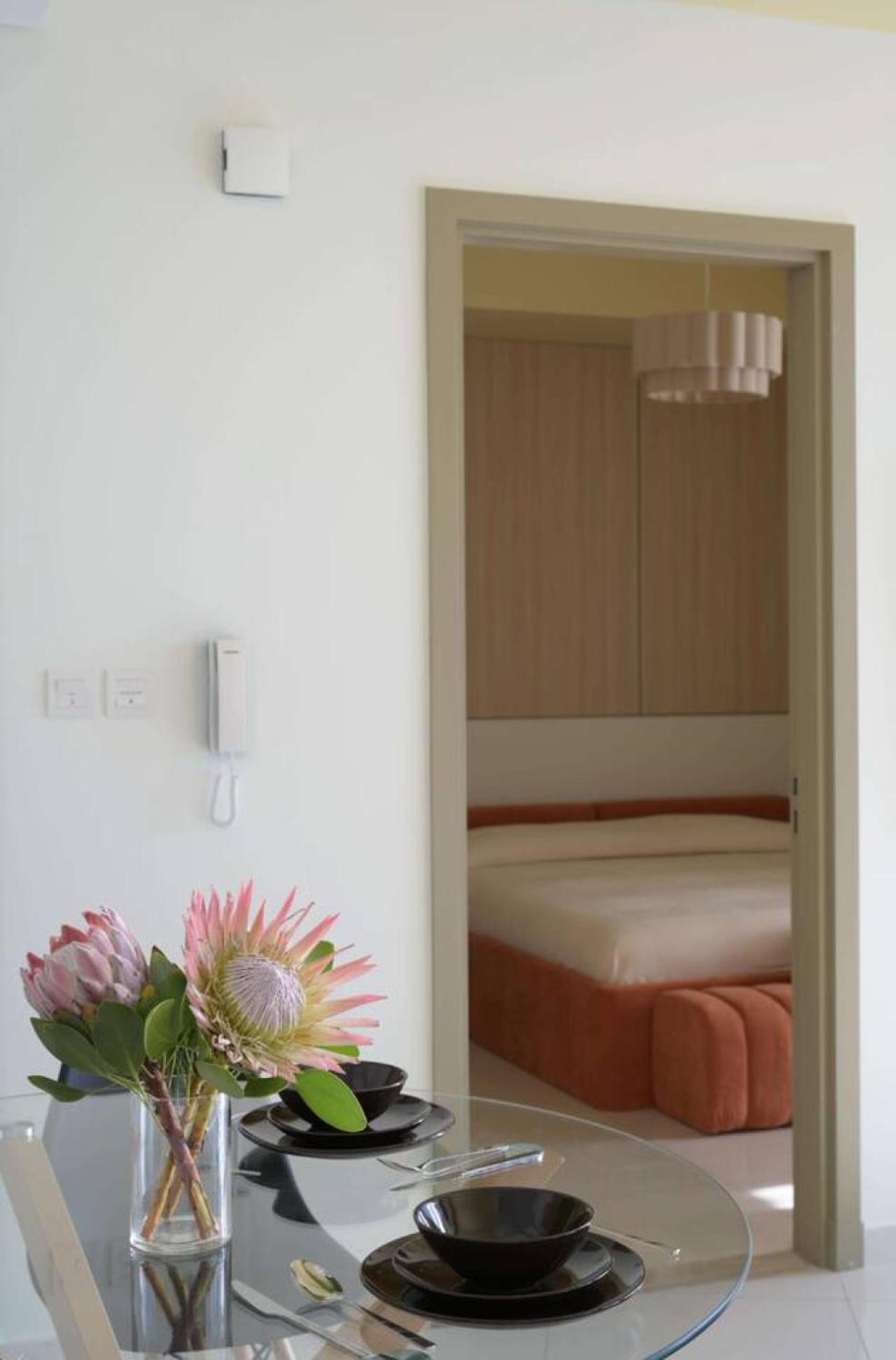 Stunning In Prime Location 5 Star Amenities Apartment