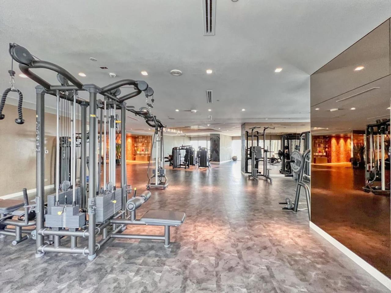 Stunning In Prime Location 5 Star Amenities Apartment